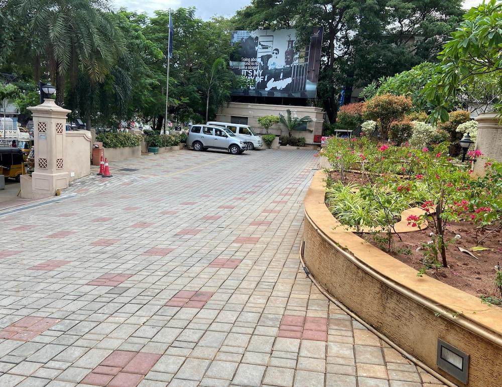 グランド チェンナイ バイ Grt ホテルズ エクステリア 写真 The entrance of the hotel