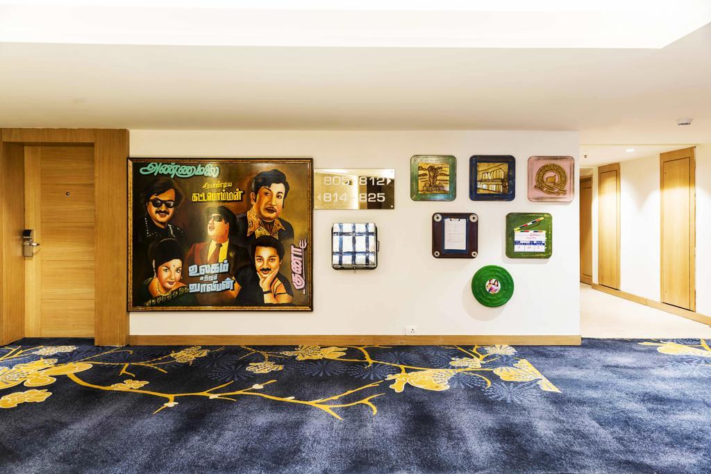 グランド チェンナイ バイ Grt ホテルズ エクステリア 写真 The 2012 album cover of "The Best of 20 Years" on display at the Hard Rock Hotel in Penang, Malaysia.